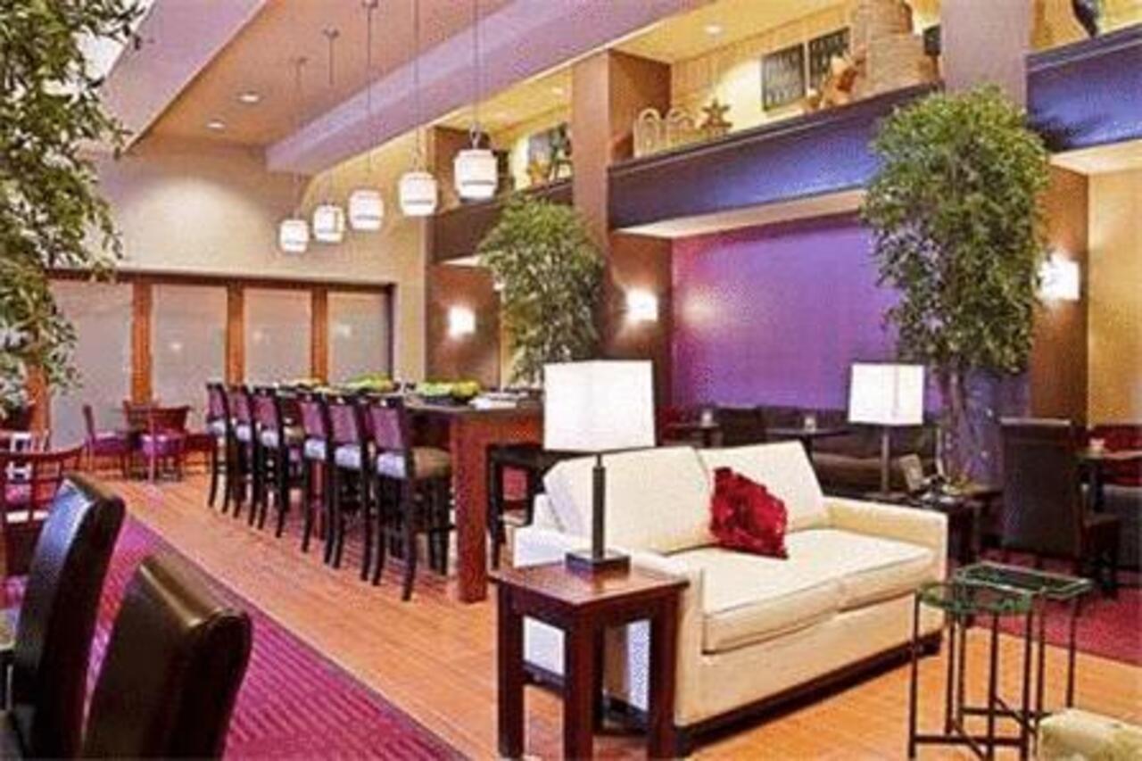 Hampton & Hotel